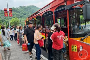 莱万本场数据：2射2正2粒进球，获评全场最高8.2分